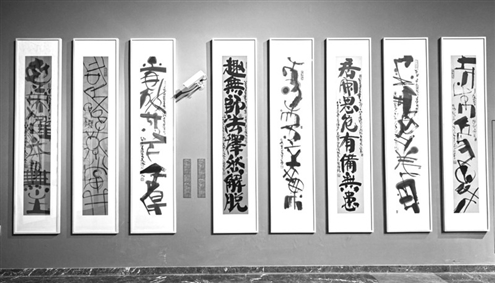 通过书法、绘画、雕塑等不同门类的艺术作品,韩美林展现了当代美术的精髓
